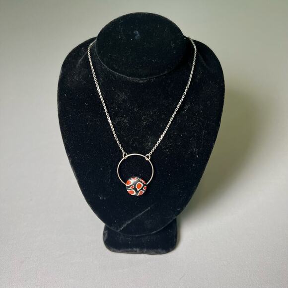 5/ $25 Silver reversible floating necklace - Picture 2 of 7